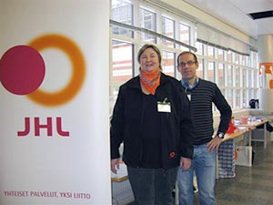 Aluetoimitsijat Leena Peltoniemi ja Simo M�ki toimivat JHL:n maahanmuuttajataustaisten j�senien tukihenkil�in�. 