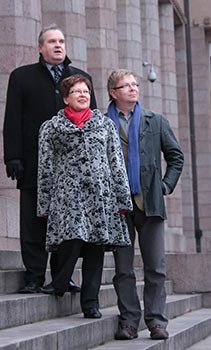 Rautatieliitot ovat tiivist�neet yhteisty�t��n mutta yhdistymisest� ei puhuta. Risto Elonen (vas) johtaa veturimiehi�, Tarja Turtiainen rautatievirkamiehi� ja Vesa Mauriala rautatiel�isi�. Foto: JAANA AHJOKANGAS
