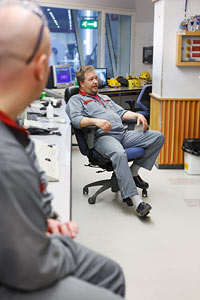 Paperikoneenhoitaja Esa Salmi ei pid� siit�, ett� mestarit tekev�t paperiliittolaisten t�it� ja n�in hukkaavat ammattiylpeytens�. T�m� heikent�� my�s liittojen v�list� yhteisty�t�. Foto. ALEKSI MAKKONEN