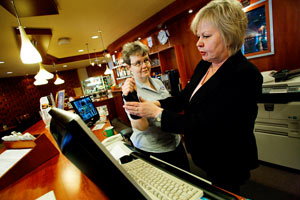 Ergonomiaa voidaan parantaa yksinkertaisilla konsteilla, sanoo Erja Backman. Foto: ROBERT SEGER
