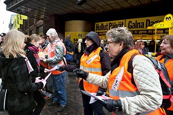 Kaupan alan ty�nseisaus huhtikuussa ei sulkenut kaikkia kauppoja. Helsingin Stockmannin edess� p�ivystiv�t Stockmannin luottamusmies Rita L�wenhild (vas) ja Tarja Savolainen. Foto: TUULIKKI HOLOPAINEN