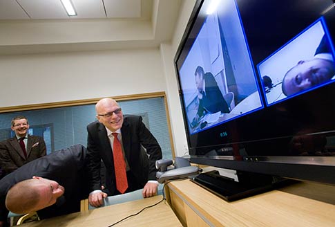 Erkki Laukkanen, punaisessa solmiossa, kohtasi tanskalaisen vastav�itt�j�ns� Niels Westerg�rd-Nielsenin poikkeuksellisesti videokonferenssissa. Kustoksena toiminut Markus J�ntti tarkistelee viel� tekniikkaa. Foto: ROBERT SEGER