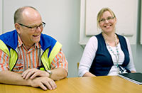 Ihmisten kuunteleminen, varhainen puuttuminen ja paikalliset ratkaisut lisvt tyhyvinvointia, sanovat tysuojeluvaltuutettu Markku Leinonen ja henkilstn kehittmispllikk Anu Nousiainen.  Foto: PATRIK LINDSTRM