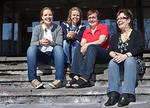 Liikuntatsempparit Anna-Karin Kyrnviita ja Eeva Juusela sek innokkaat liikkujat Raija Lehtola ja Merja Kuparinen kannustavat kaikkia snnlliseen liikuntaan. Foto: TUULIKKI HOLOPAINEN