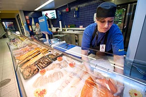 Turkuun Koulukadulle perustettu S-Market on Niina Jokisen uusi tymaa. Jokinen on tyytyvinen, ett pystyi palaamaan tyelmn. Foto: ROBERT SEGER