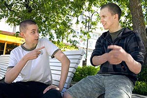 Mika (vas.) haluaa jatkaa ravintolakokkina, mutta Jonin tulevaisuus on auki. Foto: TUULIKKI HOLOPAINEN