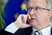 Oli pakko luottaa siihen, ett tarvittavat ptkset saadaan tehty, Olli Rehn muistelee viime kevtt. Foto. JUHA ROININEN