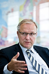 Oli pakko luottaa siihen, ett tarvittavat ptkset saadaan tehty, Olli Rehn muistelee viime kevtt. Foto. JUHA ROININEN