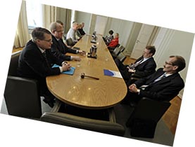 Elintarvikety�l�iset pj Veli-Matti Kuntosen (vas) johdolla sovittelijan p�yd�ss� ty�nantajia vastap��t�. Foto: KIMMO M�NTYL� / LEHTIKUVA