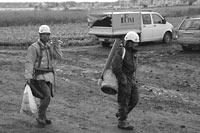 Turkkilaiset s�hk�miehet eiv�t olleet halukkaita keskustelemaan ty�ehdoistaan s�hk�liiton toimitsijoiden kanssa kantaverkkoyhti� Fingridin ty�maalla t�n� syksyn�. Foto: PAAVO HOLI