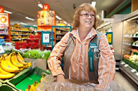 Elise Vaitilta odotetaan paljon osaamista, monitaitoisuutta, lujia hermoja ja hyv�� fyysist� kuntoa. Ty� on ollut t�rkein opettaja. Foto. TUULIKKI HOLOPAINEN