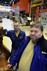  Saa n�hd�, millainen on halukkuus l�hte� tosipaikan tullen Puolan komennukselle, pohtii asentaja Ari Moskari 8vas). Ty�suojeluvaltuutettu Kari Wallenius sanoo tilanteen olevan ty�ntekij�ille henkisesti raskas. Foto: PETRI LAITINEN