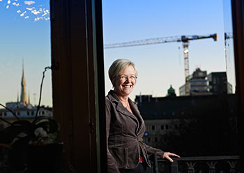 Wanja Lundby-Wedinin ty�huoneesta avautuu n�kym� Tukholman kattojen yli.  Foto. MIKAEL SJ�BERG