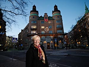 Wanja Lundby-Wedinin Ruotsin LO:n toimiston edustalla. Foto: MIKAEL SJ�BERG