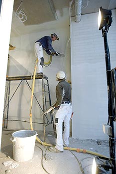 Markku Vil�n ja Juha K�rkk�inen tuntevat maalipurkkien sis�ll�n. Foto: PATRIK LINDSTR�M