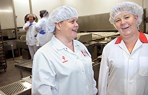 Tehtaanjohtaja Ritva Tuohimaa ja ty�suojeluvaltuutettu Eija Selander ovat ylpeit� Saarioisten senioriohjelmasta. Ik��ntyneiden kunnioittaminen on yhteinen asia. Foto: TUULIKKI HOLOPAINEN