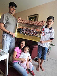 Alexandru Marca oli vuonna 1998 Romanian liigamestari legendaarisen ja kansainv�lisestikin menestyneen Steua Bukarest -jalkapalloseuran riveiss�. Vaimo Elena, poika Lavinus ja tyt�r Andreea. Kuva: Johannes Tervo