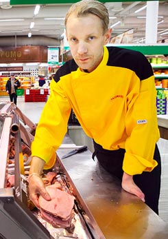 Ville Niemi tyskenteli vuokrattuna tyntekijn kauppakeskus Jumbossa Vantaalla vuosi sitten. Kuva: Tuulikki Holopainen