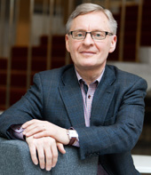 Kari M�kel� per�� ohjeistusta nanomateriaalien k�sittelyyn. Kuva: Patrik Lindstr�m