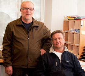 Ty�ntekij�it� ottaa p��h�n, kun yritys lomauttaa tai irtisanoo ja palkkaa sitten tilalle halpaa ulkomaista ty�voimaa. T�st� puhutaan jokaisessa ammattiosaston kokouksessa, kertovat Jari R�s�nen ja Martti Lindfors. Kuva: Emmi Kallio